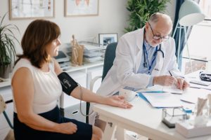 femme en consultation chez le médecin