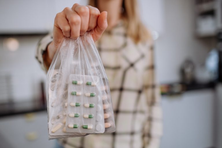 femme tenant un sac avec des médicaments à recycler