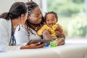 femme et son enfant avec un médecin